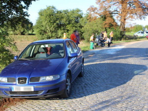 Řidič prorazil olejovou vanu auta. Na oleji uklouzl motorkář, jeho spolujezdkyně skončila v nemocnici