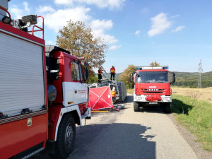 FOTO: Záchranné složky zasahují u převrhnutého náklaďáku, jeho řidič zemřel záklíněn pod kabinou