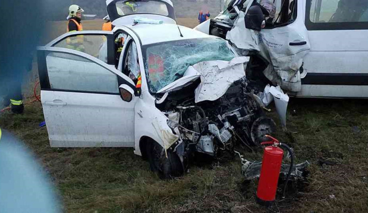 AKTUÁLNĚ: Jeden mrtvý a tři těžce zranění. Taková je bilance nehody z dnešního rána