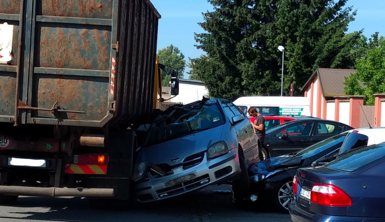 AKTUÁLNĚ: U Lidlu na Chválkovické se uvolnil vrak z náklaďáku, spadl na zaparkované auto