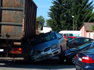 AKTUÁLNĚ: U Lidlu na Chválkovické se uvolnil vrak z náklaďáku, spadl na zaparkované auto