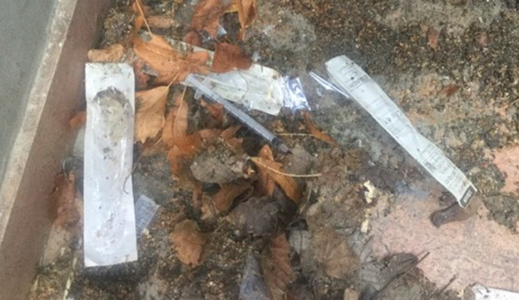 Strážníci jeli na Janského ulici k trojici feťáků, kteří si stříleli dávku přímo na ulici. Na místě našli už jen stříkačky