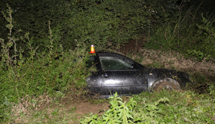 Zfetovaný muž se zákazem řízení ujížděl u Grygova policistům, s autem skončil v příkopu vedle silnice