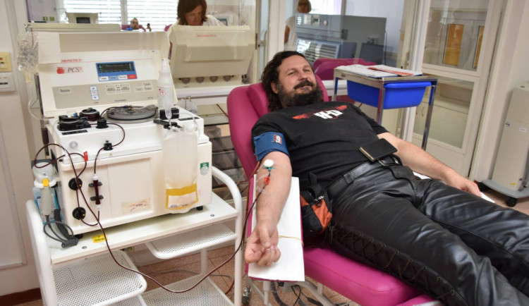 FOTO/VIDEO: Motorkáři ukončili sezónu darováním krve ve Fakultní nemocnici v Olomouci, darovali přes šest litrů
