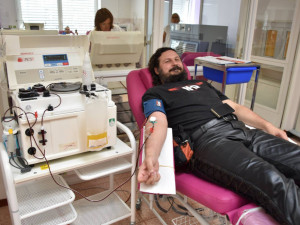 FOTO/VIDEO: Motorkáři ukončili sezónu darováním krve ve Fakultní nemocnici v Olomouci, darovali přes šest litrů