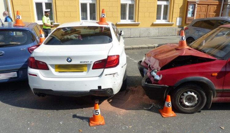 Zkouřený řidič felicie se nevěnoval řízení, naboural do dvou zaparkovaných aut