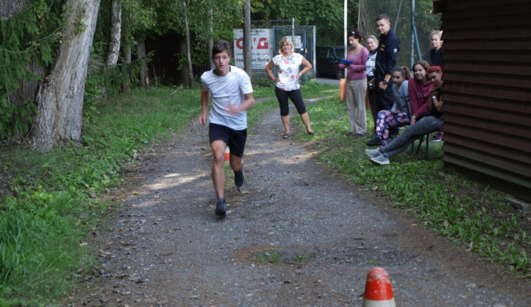 FOTO: Den policistou. Děti ze základní škol poměřovaly síly v různých policejních disciplínách