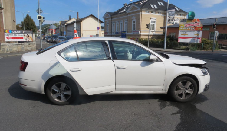 Policie hledá svědky nehody mezi Octavií a Volvem, která se stala začátkem září