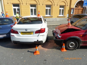 Zkouřený řidič felicie se nevěnoval řízení, naboural do dvou zaparkovaných aut