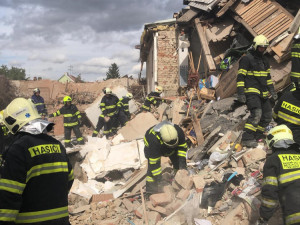 FOTO: Vyšetřovatelé hasičů a policistů jsou pořád na místě vybuchlého domu v Mostkovicích