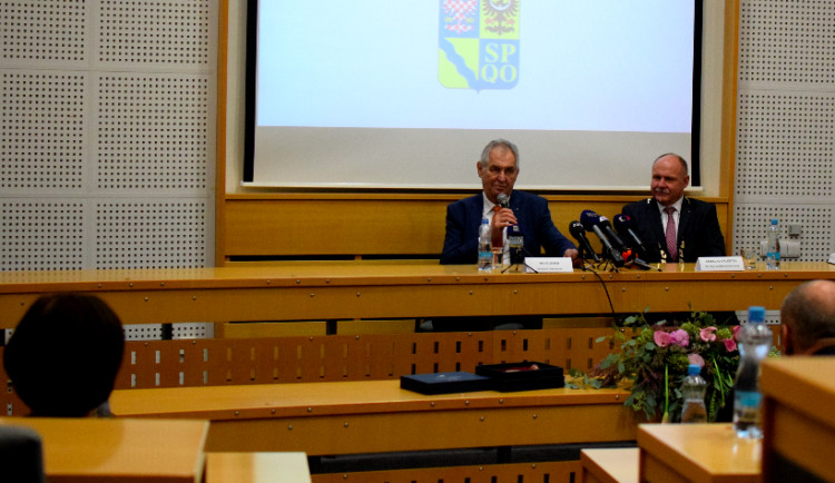 Prezident na úvod návštěvy kraje řekl, že udělí vyznamenání učitelce za záchranu pěti dětí při nehodě