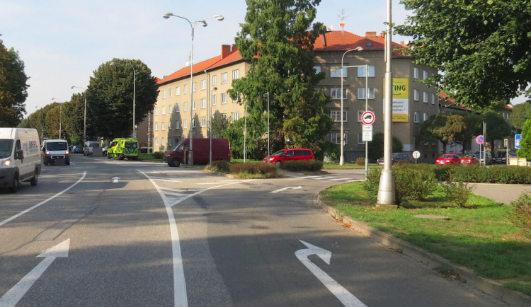 Policie pátrá po řidiči SUV, který zapříčinil zranění cyklisty na křižovatce u Střelnice