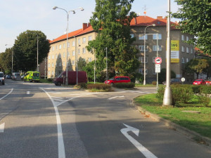 Policie pátrá po řidiči SUV, který zapříčinil zranění cyklisty na křižovatce u Střelnice