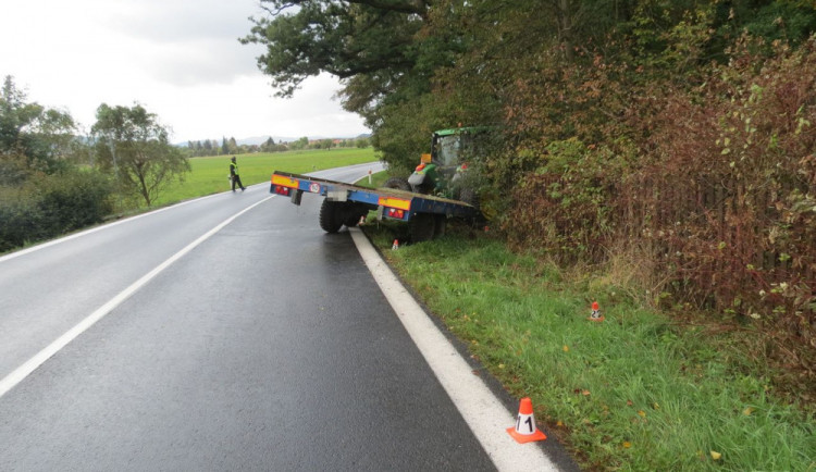 Traktorista se lekl protijedoucího náklaďáku a strhl řízení stroje, srazil chodkyni u kraje vozovky