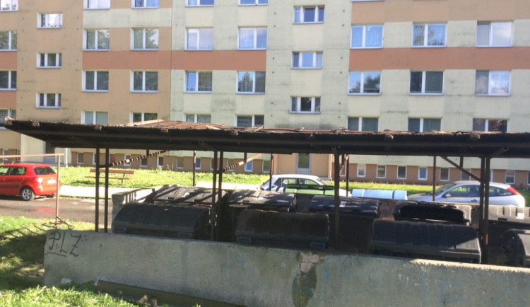 Lidé náhlásili muže, který za vodojemem rozebíral plechovou střechu. Ukázalo se, že je od technických služeb