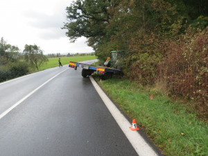 Traktorista se lekl protijedoucího náklaďáku a strhl řízení stroje, srazil chodkyni u kraje vozovky