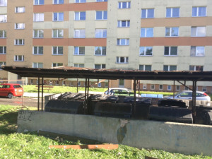 Lidé náhlásili muže, který za vodojemem rozebíral plechovou střechu. Ukázalo se, že je od technických služeb