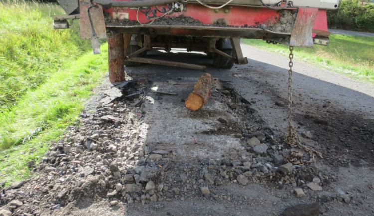 Řidiči náklaďáku se z vozu za jízdy uvolnil přívěs a poškodil povrch cesty