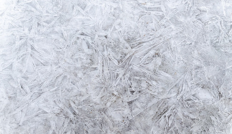 Noc z úterý na středu byla nezvykle chladná, na stovce míst padl teplotní rekord