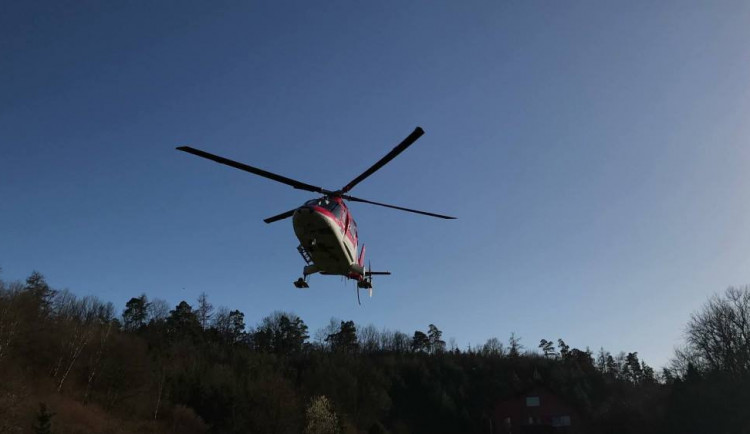 V obci Kosov srazila dodávka seniorku. S vážnými zraněními byla letecky transportována do nemocnice