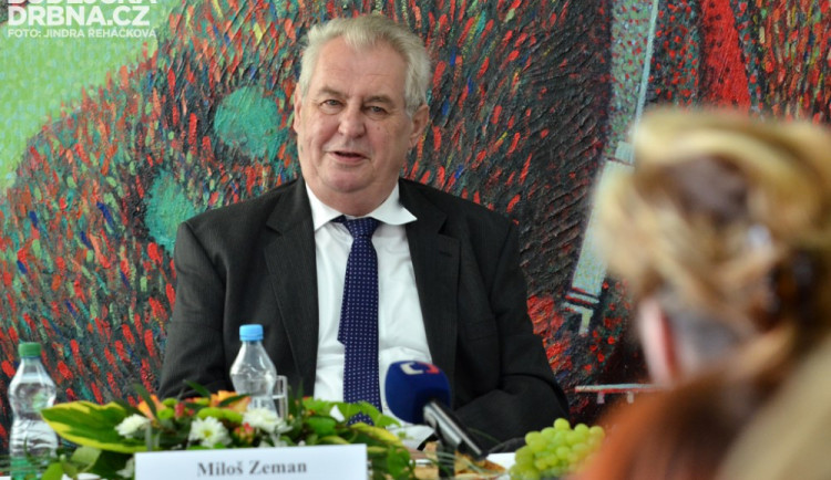 Pořídím si bungalov, v něm si budu číst a nebudu už odpovídat na pitomé otázky novinářů, řekl Zeman na Pradědu