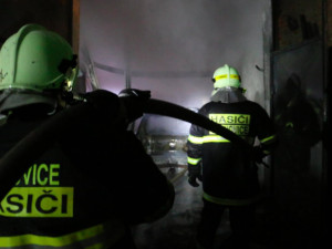 FOTO/VIDEO: Hasiči se v noci potýkali s požárem autodílny, způsobil škodu za dva miliony