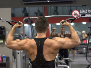 Strážníci řešili drama v posilovně. Host fitka napadal obsluhu, podle něj ho nazvala "tlustým prasetem"