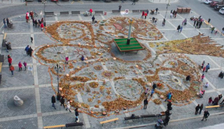 Přerovské náměstí se v říjnu promění na pestrobarevný koberec z přírodních materiálů