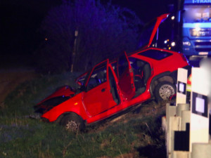 FOTO/VIDEO: Tragická nehoda u Kokor očima hasičů. Na místě zemřel pasažér, čtyři osoby zraněny