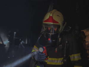 Hasiči v sobotu večer likvidovali požár domu. Jeho obyvatelka se popálila a musela být převezena do Ostravy