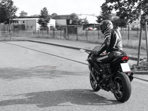 Zfetovaný motorkář ujížděl policii, pak jí zkoušel i útéct. Policisté ho i přesto dopadli a skončil v cele