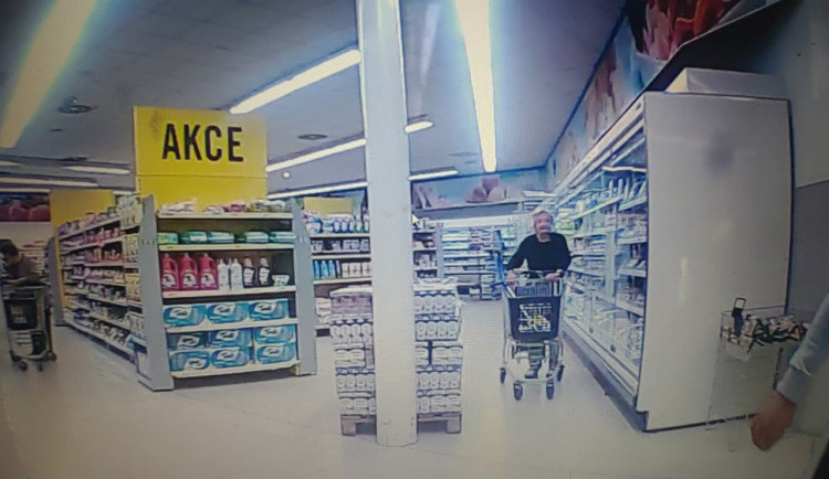 Zloděj okradl ženu v supermarketu o peněženku, ta si ji od něj vzala zpět a teď po ní pátrá policie