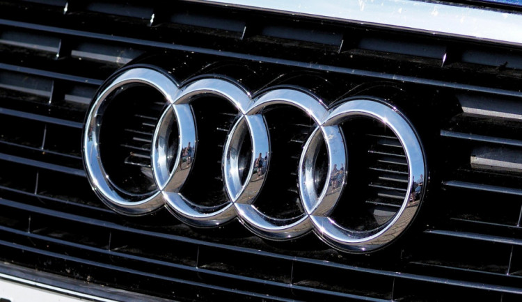 Řidiče Audi přepadl mikrospánek a narazil do svodidel