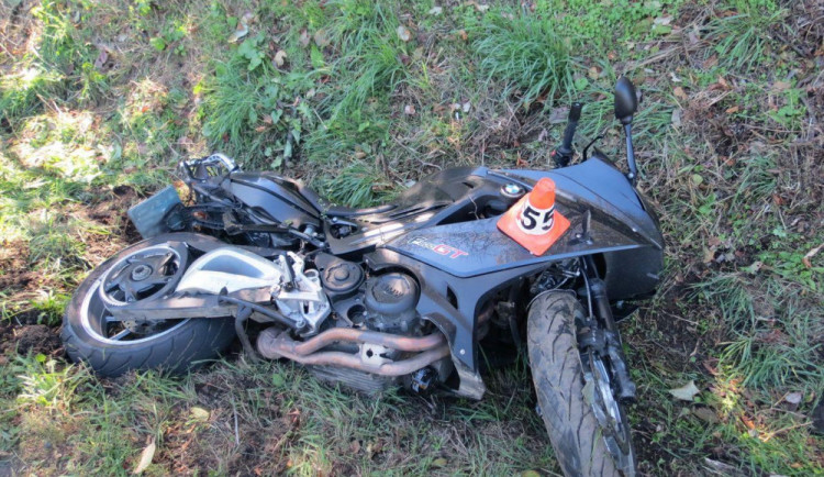 Motocyklista utrpěl zranění při nehodě. Byl letecky transportován do nemocnice