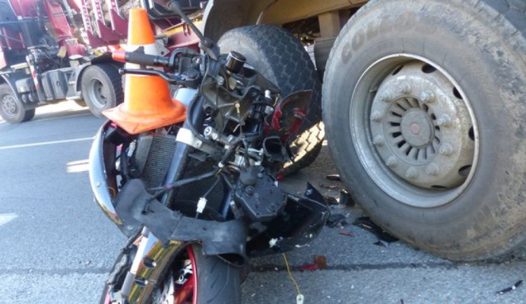 Motorkář kvůli slunci přehlédl kamion, narazil do něj a zranil se