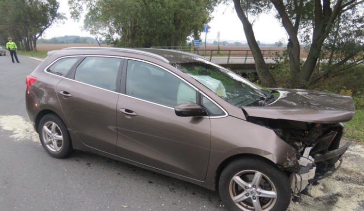 FOTO: Při čelním střetu dvou aut v Holici se zranila třiatřicetiletá žena