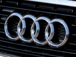 Řidiče Audi přepadl mikrospánek a narazil do svodidel