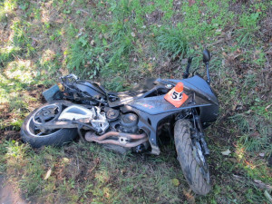 Motocyklista utrpěl zranění při nehodě. Byl letecky transportován do nemocnice