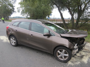 FOTO: Při čelním střetu dvou aut v Holici se zranila třiatřicetiletá žena