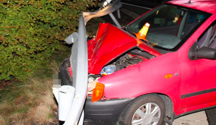 Mladý řidič skončil po průjezdu zatáčkou se svým autem ve svodidlech. Měl 1,8 promile