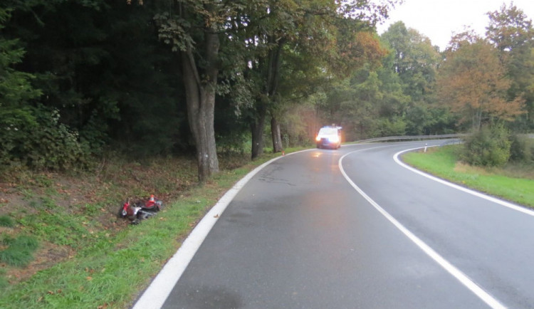 Třiadvacetiletý motorkář jel příliš rychle, na silnici dostal smyk a skončil v nemocnici