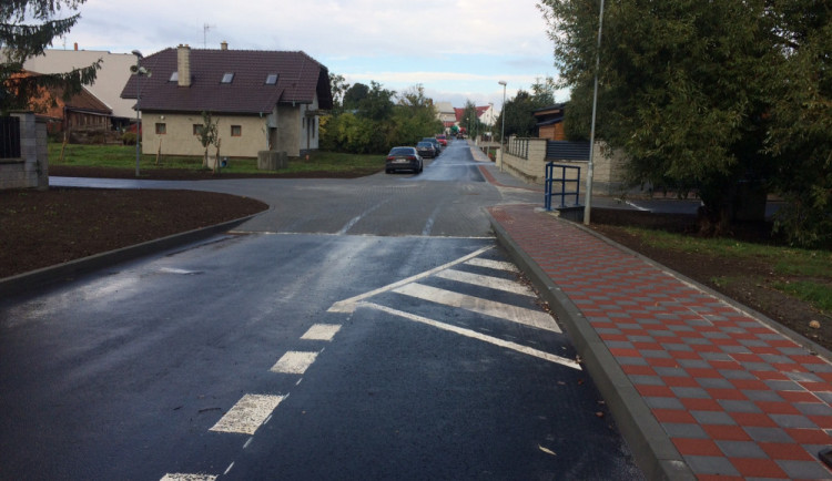 Rybniční ulice v Nedvězí má po čtyřměsíční rekonstrukci novou silnici i chodníky