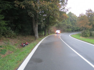 Třiadvacetiletý motorkář jel příliš rychle, na silnici dostal smyk a skončil v nemocnici