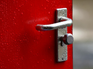 Zloděj se dostal do domu a ukradl desítky tisíc korun, telefon a platební kartu