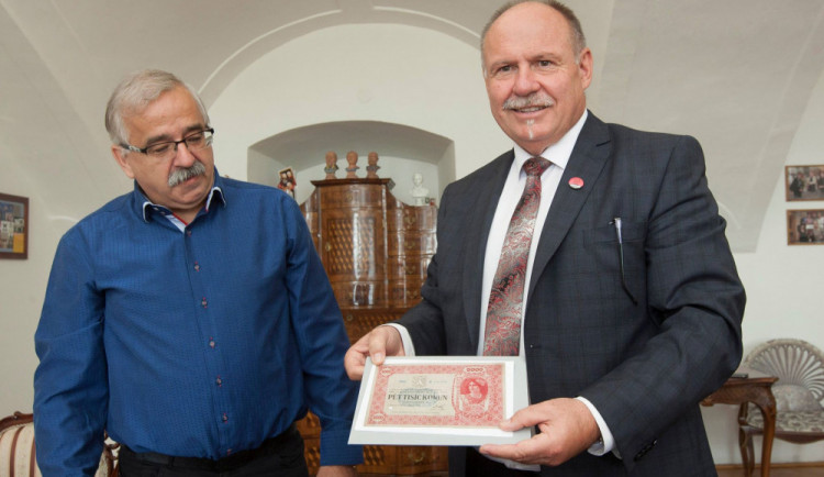 Do Olomouce dnes za doprovodu ozbrojených policistů dorazila pětitisícová státovka z roku 1919