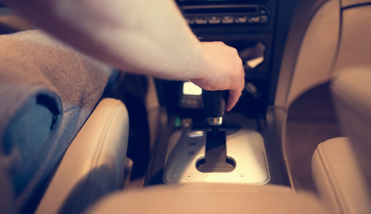 Cizinec řidil bez řidičáku. Policie mu zabavila auto