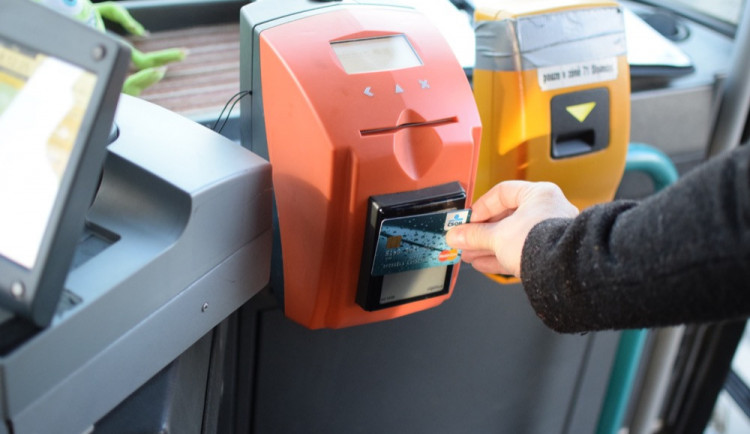 V krajských autobusech jde platit bezkontaktní platební kartou snadno a rychle. Zde je návod, jak na to