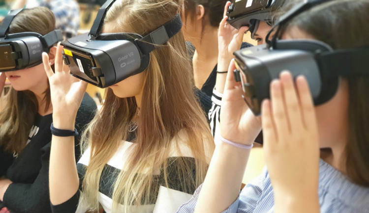 První česká virtuální učebna je v  Šumperku, žáci v ní pomocí virtuální reality zkoumají lidské tělo