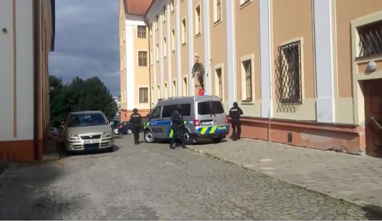 VIDEO: Podívejte se, jak probíhal převoz nejvzácnější české bankovky ozbrojenou eskortou do olomouckého muzea