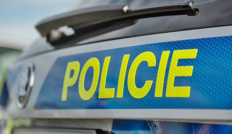 Ve čtvrtek byla vykradena dvě auta. Zmizel antiradar, mobil i finanční hotovost